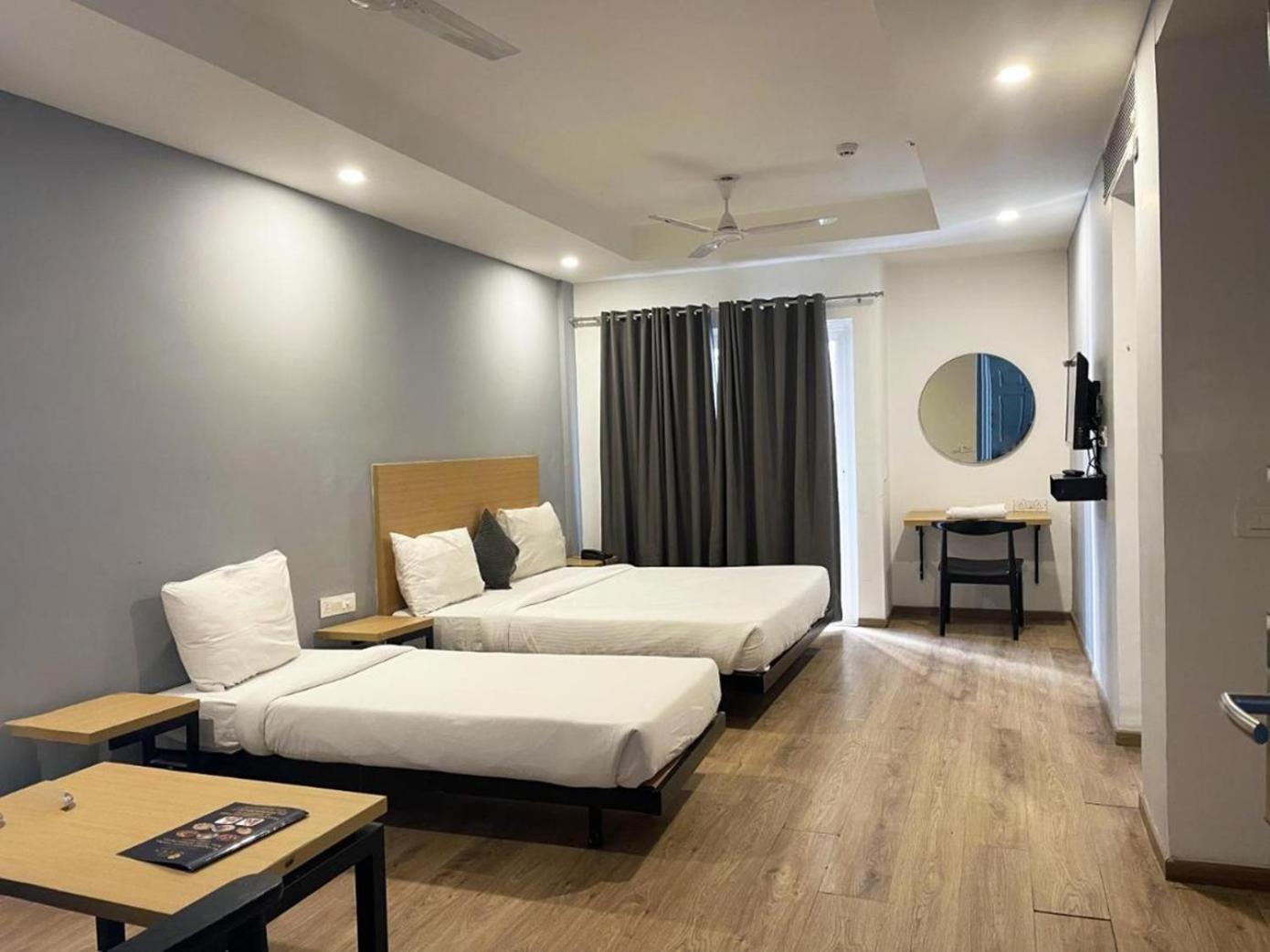 The Roseman Hotel & Suites Ghaziabad Eksteriør billede